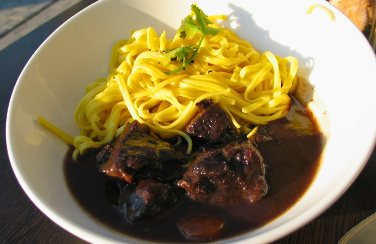Boeuf bourguignon con tallarines