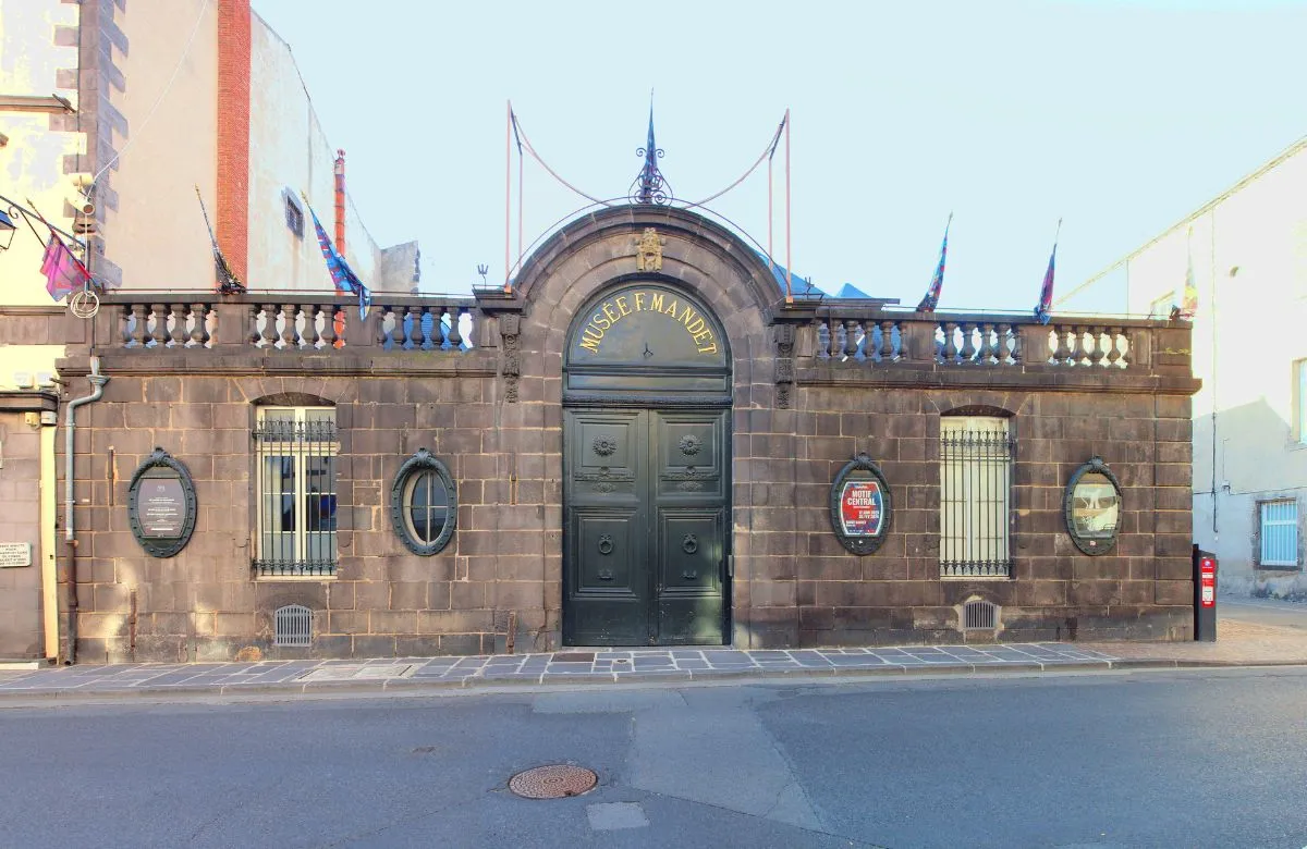 Fachada del Musée Mandet en Riom. 
