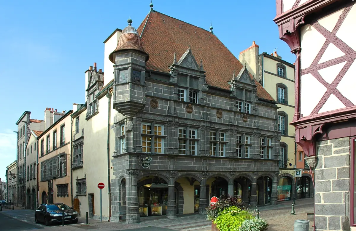 Fachada histórica de la Maison des Consuls en Riom, región de Auvernia-Ródano-Alpes, Francia