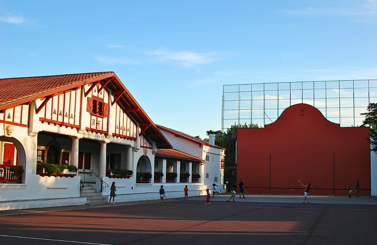 guethary-pais-vasco-frances-fronton-mairie