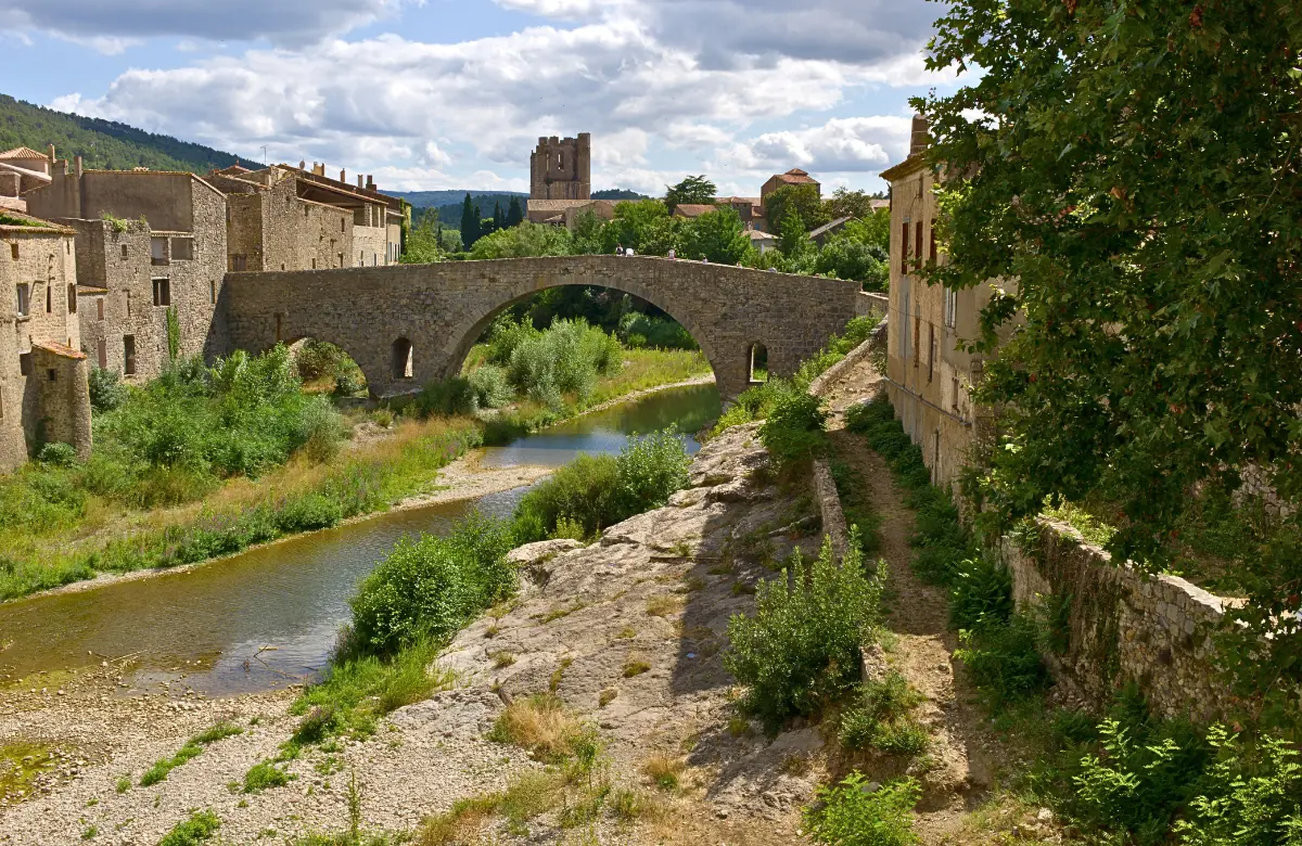 Puente medieval de Lagrasse en una ruta por los pueblos del sur de Francia en coche